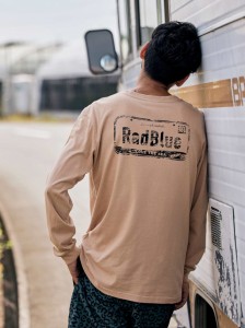 送料無料 RadBlue ラッドブルー LONG SLEEVE TEE ロンT ロゴプレート ロングスリーブTシャツ メンズ 長袖シャツ ブラック ホワイト グレ