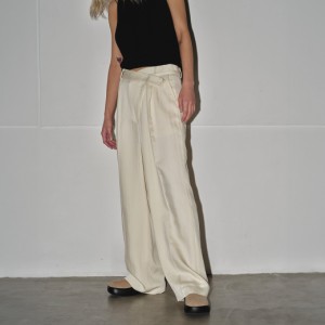 (予約)TODAYFUL Asymmetry Twill Trousers 12420708(7月中旬以降入荷) 2024秋冬 ボトムス パンツ ワイドシルエット レディース