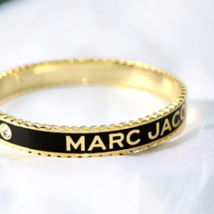 【2日間限定★400円OFFクーポン】 マーク ジェイコブス バングル MARC JACOBS ザ メダリオン バングル ラージ 真鍮 レディース J105MT7PF