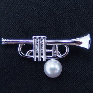 ラペルピン・音楽好きさんにトランペット・アコヤ真珠パール5.0mmブローチ(タイタック)