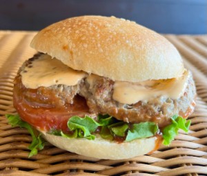 【Bigバーガー】トマト入りBigハンバーガー、ガッツリ食べごたえあるハンバーガー☆