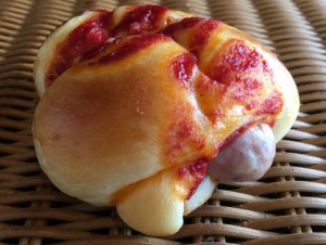 【極太フランク】香辛料の効いた極太のソーセージをパンでくるんで焼き上げたがっつり惣菜パン