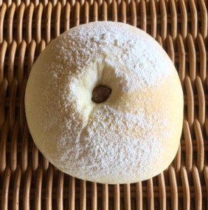 【ピスタチオクリーム】ふわふわしっとりな白ぱんにピスタチオクリームを包み込んだ菓子パン