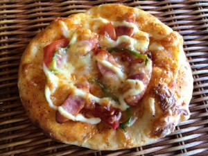 【ピザパン】トマト・玉ねぎ・チーズ・ソーセージの一人分ピザ少し厚めのしっかりもっちりした食感です