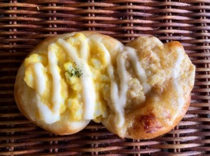 【ツナたま】ツナマヨとたまごサラダをのせて焼き上げた2種の具材の惣菜パン