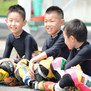 MotoGPライダーも愛用 ポケバイ、ミニバイクの必需品キッズ用アンダーウェア FIXFIT KIDS RIDERパンツ ACW-X09