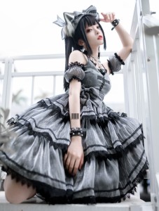 ゴシックロリータジャンパースカート　グレーブラック　十字架　暗い系　アイドル　演出服　袖カバー付き　撮影　クラシカルロリ