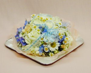 フラワーケーキ ホワイトブルー 翌日配送 生花 花 アレンジメント プレゼント ギフト 贈り物 フラワーギフト 誕生日 結婚記念日 お見舞い