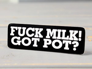 ステッカー ヘルメット 車 アメリカン おしゃれ バイク FUCK MILK! GOT POT? ミルクなんてクソだ！マリファナあるか？＿SC-182-GEN