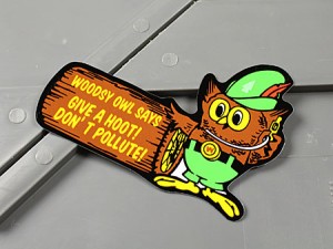 ステッカー ウッディ・アウル 車 バイク アメリカン キャラクター 動物 フクロウ WOODSY OWL＿SC-MS092-FEE