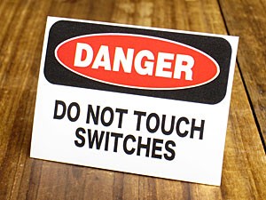 ステッカー アメリカン インテリア サイン 表示 案内 危険 DANGER 注意 警告 「危険、スイッチに触るな」＿SC-MD010-SXW