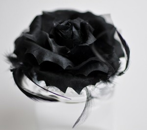 コサージュ番号１０　ドレスアップ薔薇コサージュ羽◆ブラック