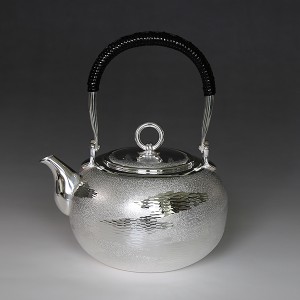 日本製 一守堂 純銀・湯沸し600cc瑞雲模様  /銀瓶 茶器 茶道具 /ギフト is 送料無料