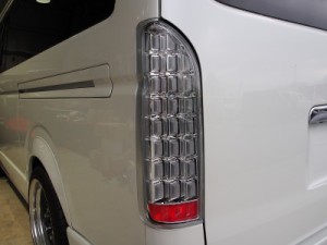 ハイエース 200系 シューティングテール フルLED テールランプ　流れるウインカー　スイッチ付き