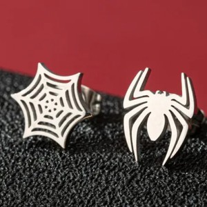 スパイダーウェブ＆スパイダー ステンレスピアス（1ペア） 両耳 ファッションピアス 蜘蛛の巣 クモ くも ハロウィン ハロウイーン 銀色 