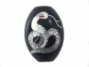 彫刻ビーズ 白蛇(赤目)-オニキス・手彫り・樽・銀色入り 天然石 パワーストーン
