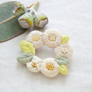 Piece (ピース) 刺しゅうキット 『fioret wreah brooch ブローチ white (ホワイト)』