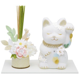 奏-淡色(かなであわいろ) 花飾り 招き猫 台付 置物 縁起 迎春 新春 正月 手作り ちりめん 細工 飾り