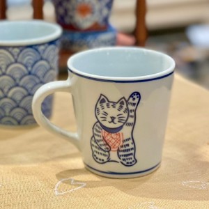 染付陶器 マグカップ コーヒーカップ 湯呑み 陶器 ネコ ねこ 招き猫 まねき猫 三猫 和風 和柄 おしゃれ ギフト モダン 和 シンプル 19lh5