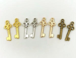 ★ 金属チャーム 鍵 J 30個入り 20mm*7mm 両面