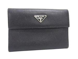 PRADA 即発 アウトレット 三つ折り財布 プラダの『三つ折り財布』アウトレットなら4万円台で入手可能