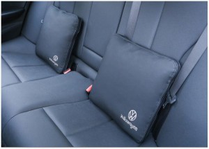 送料無料 新品 フォルクスワーゲン VW クッション＆布団 2way 毛布 本革レザー 2個 車内装 車用 カーアクセサリ