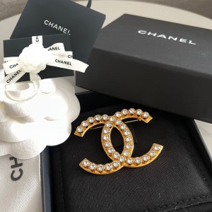 【新品■正規品■送料無料■ギフト包装無料】CHANEL シャネル CCロゴ クリスタルブローチ　AB9915B09972NM120 レディース 女性 ギフト プ