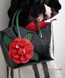 冬新作 波打つラインがお洒落な薔薇の花咲くトートバッグ レディース ファッション 小物 鞄 かばん バッグ 黒 ブラック 花柄 大人可愛い 