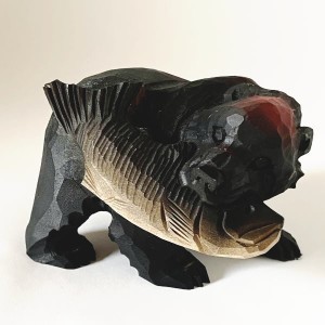 送料無料　 木彫りの鮭をくわえた熊の置物　利作　着色あり　北海道　きぼり　民藝　民芸　伝統工芸　くま　お土産　定番　インテリア　