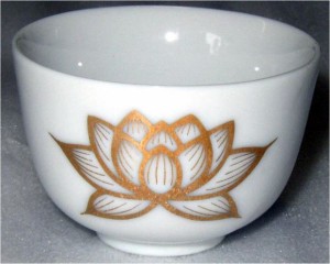 上金蓮 小深 湯呑 /  陶器 製 ミニサイズ　 / 金色の蓮が描かれた 湯呑  陶器 製 仏壇 祭壇 用 /湯