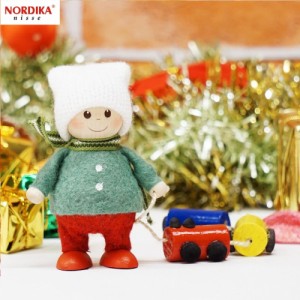 ノルディカニッセ 電車のおもちゃを運ぶ男の子 Joy to the world　NRD120763 木製 人形 デンマーク クリスマス プレゼント ギフト 飾り 
