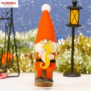 ノルディカニッセ タツノオトシゴを抱えたサンタ 干支 辰 NRD120765 木製 人形 デンマーク クリスマス プレゼント ギフト 飾り 窓 子供 