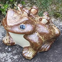 陶器 信楽焼 12号五匹子付き蛙 （むかえる） お庭に玄関先に蛙 やきものしがらきやき 蛙 和風【手作り】