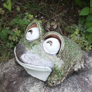 陶器 【送料無料】 カエル 置物 縁起物 カエル お庭 玄関先  物 かえる 蛙 信楽焼 おしゃれ 和風【手作り】