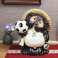 サッカー たぬき 置物 名入れ 8号 信楽焼縁起物やきもの 和風 陶器 【手作り】