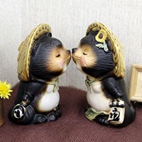 たぬき 置物 名入れ 結婚祝いにお勧め キス狸ペアの信楽焼 おしゃれ 和風 陶器 【手作り】