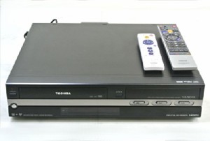 東芝 RD-W301 ハードディスク+DVDレコーダー 300GB内蔵 地デジ(中古品)