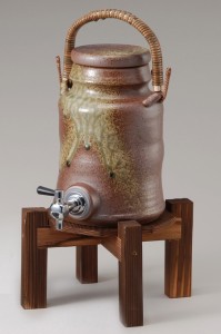 古信楽サーバー（コルク栓付/木の台付） マイナスイオン　陶器・信楽焼　焼酎サーバー 還暦祝い ギフト　