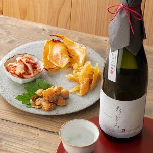 日本酒 おつまみセット 純米大吟醸酒 おかみ 720ml×珍味４種セット 父の日 退職祝い ギフト プレゼント 化粧箱 出産祝い 内祝い 結婚祝