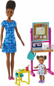 Barbie バービーティーチャードール（ブルネット）、幼児人形（ブロンド）、フリップボード、ラップトップ、バックパック、幼児机、ペッ