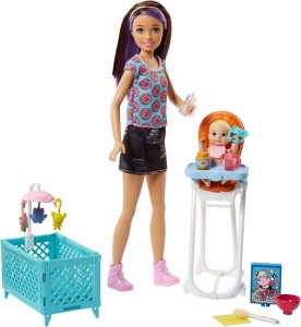 Barbie スキッパーの友人人形、カラーチェンジのベビードール、ハイチェア、ベビーベッド、3-7歳のテーマ付きアクセサリーとバービーベビ