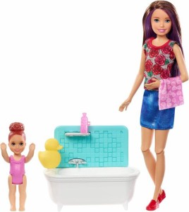 Barbie バービー Skipper Babysitters Inc.バスタブ、ベビーシッタースキッパー人形、腕とスプラッシュを動かすボタン付きの小さな幼児人