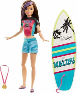 Barbie バービードリームハウスアドベンチャースキッパーサーフドール、約サーフィンの11インチ、アクセサリーを備えています