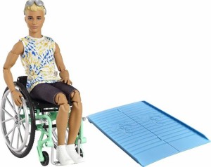 Barbie バービーケンファッショニスタドール＃167車椅子とランプ付きタイダイシャツ、黒のショートパンツ、白いスニーカーとサングラス、