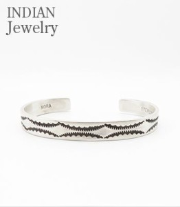 INDIAN JEWELRY ナバホ族|Nora Tahe|スタンプワーク|バングル『NAVAJO STAMPED SILVER BANGLE Nora Tahe』【アメカジ・ネイティブ】IJ-38