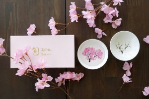  (送料無料)正規品　温度で楽しむ・丸モ高木陶器・桜が満開冷感桜 白平盃ペアセット SHUN JAPAN　バレンタイン　母の日 父の日 結婚祝い 