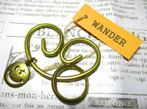 キーホルダー メンズ WANDER アクセサリー 真鍮 うずまきハートタイプ メンズ 愛嬌のあるニコチャンパーツがポイント!