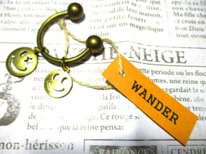 キーホルダー メンズ WANDER アクセサリー 真鍮 小ぶりなキーリングタイプ かわいいWニコチャンチャームがポイント!