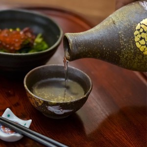 「送料無料」 九谷焼 酒器セット 月見うさぎ 金箔付き ( 父の日 プレゼント 酒器 とっくり おちょこ 日本酒 陶器 九谷焼 結婚 出産 )