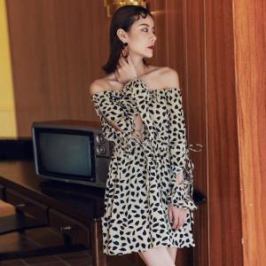 レディース春 花びら ダルメシアン柄 オフショルダー 長袖ミニワンピース 大人カジュアル セクシー 肩出し アイボリー S M L 送料無の通販はau Wowma ワウマ Retel 商品ロットナンバー